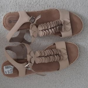 39. NWOT. Giani Bernini wedge sandal